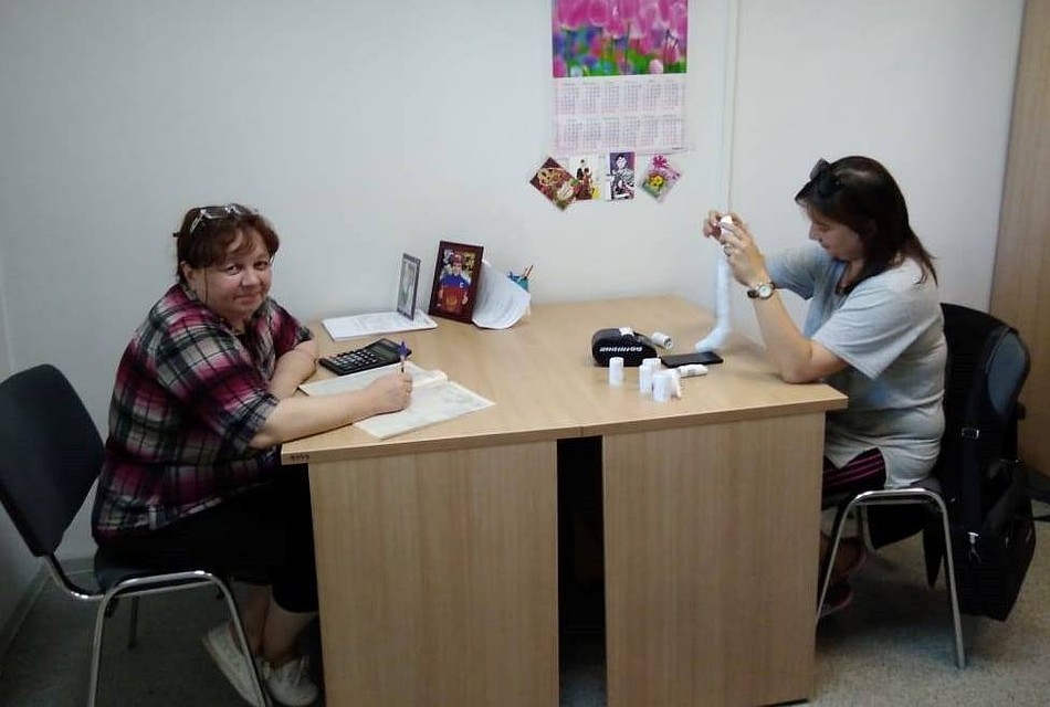 Елена Митина работает почтальоном уже 30 лет, а в день нападения помогала Анне Мальцевой освоить профессию почтальона. Фото: пресс-служба Амурского управления "Почты России".