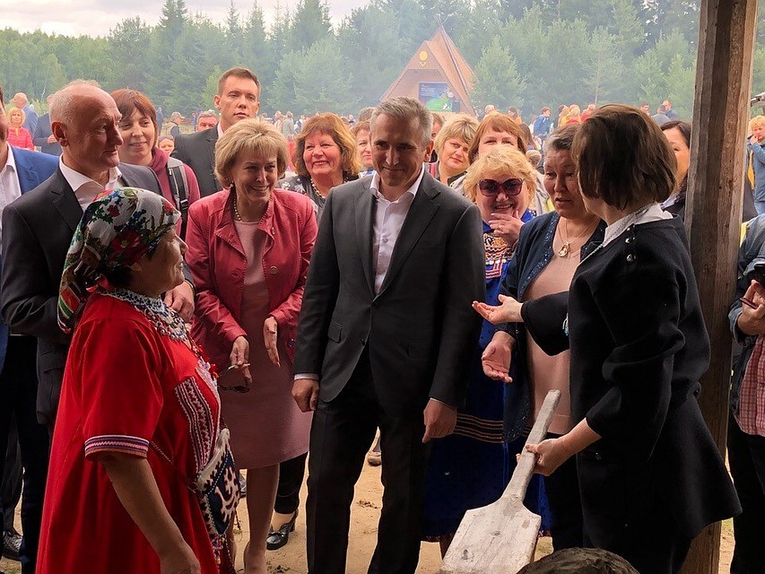 Александр Моор сам испек пирог в национальной печи «киём».