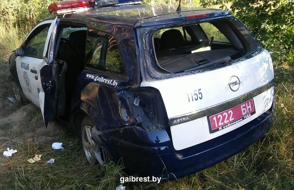 Под Брестом автомобиль ГАИ улетел в кювет и опрокинулся. Фото: gaibrest.by.
