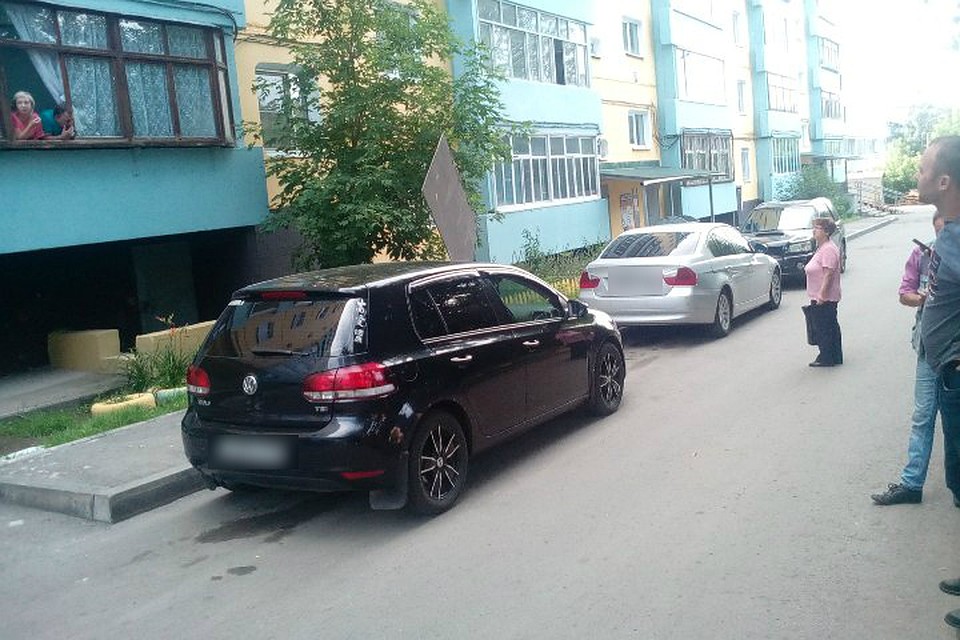 Лист шифера уронил с крыши на автомобиль его владелец в Иркутске