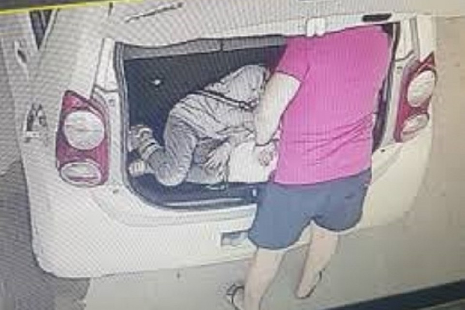 Кадры с ребенком в багажнике не на шутку испугали якутян