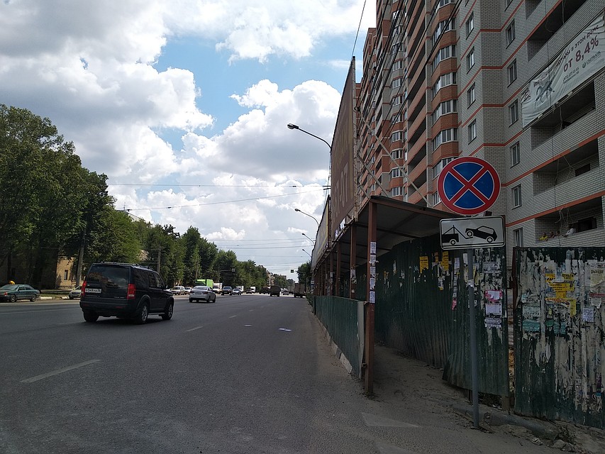 Еще пару недель назад здесь ровными рядами стояли автомобили