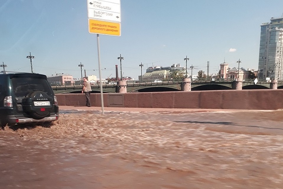 В Северной столице залило Петроградскую набережную напротив "Авроры". Фото: vk.com/spb_today