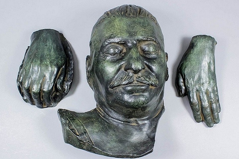 Бронзовая посмертная маска и слепки кистей рук Иосифа Сталина. Фото: The Canterbury Auction Galleries