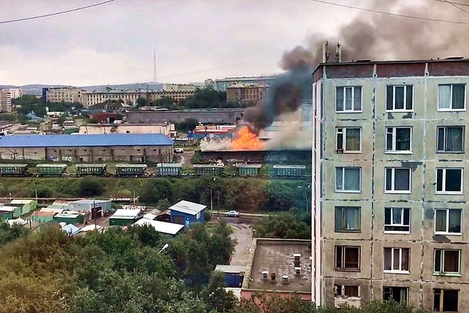В Мурманске вспыхнул пожар напротив девятиэтажного дома на Подгорной, 54. Люди не пострадали во время возгорания. Фото: Милена Концыбалова