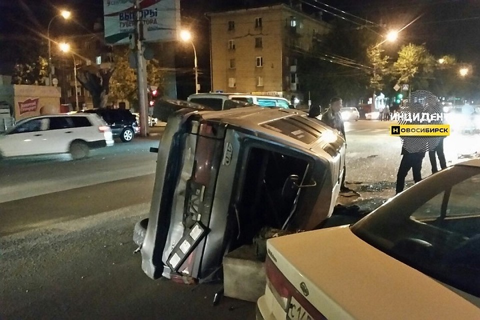 По словам очевидцев, автомобиль подрезали. Фото: "Инцидент Новосибирск"