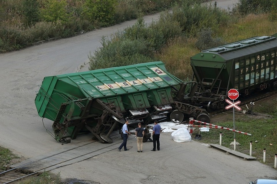 В Петербурге в промзоне перевернулся вагон с солью. Фото:vk.com/spb_today