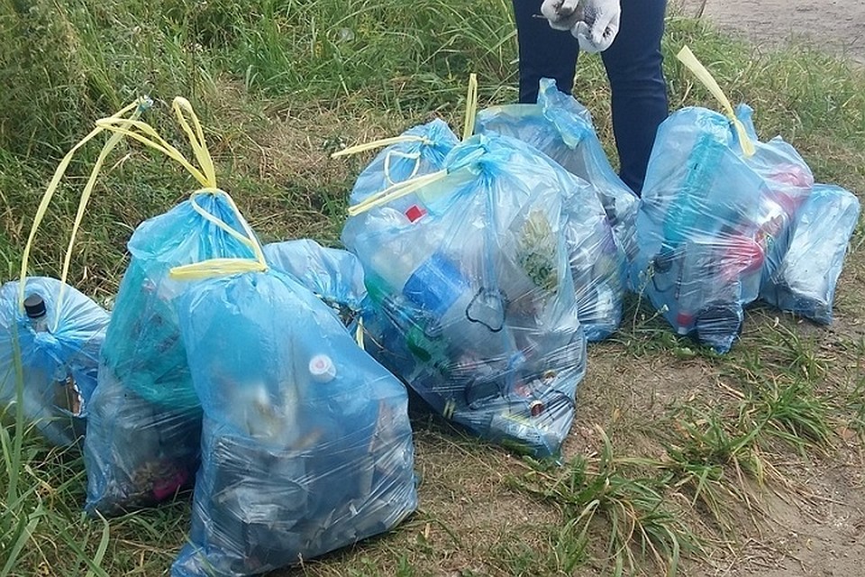 Перед тем как отдохнуть, сибирякам пришлось убрать за другими людьми. Фото: ЧС Новосибирск