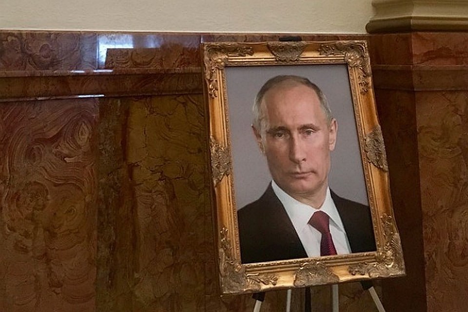 Портрет президента России Владимира Путина в здании законодательного собрания американского штата Колорадо. Фото: Twitter/@SteveFenberg