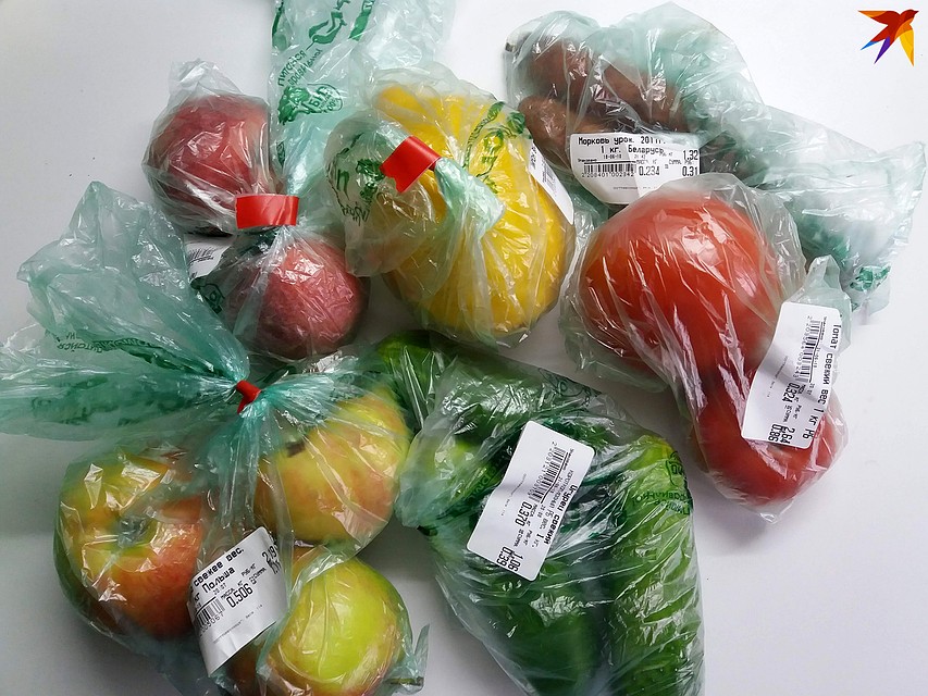 Из магазина иной раз приносишь пакетов больше, чем продуктов.