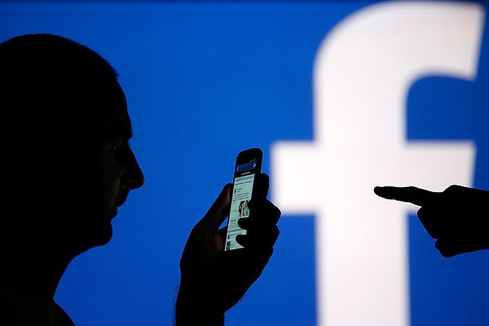 Компания Facebook удалила ряд страниц и групп в своей социальной сети, а также в сервисе Instagram