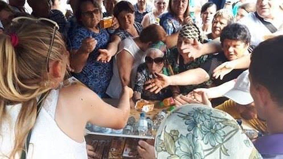 Протестующим раздавали сладкие угощения