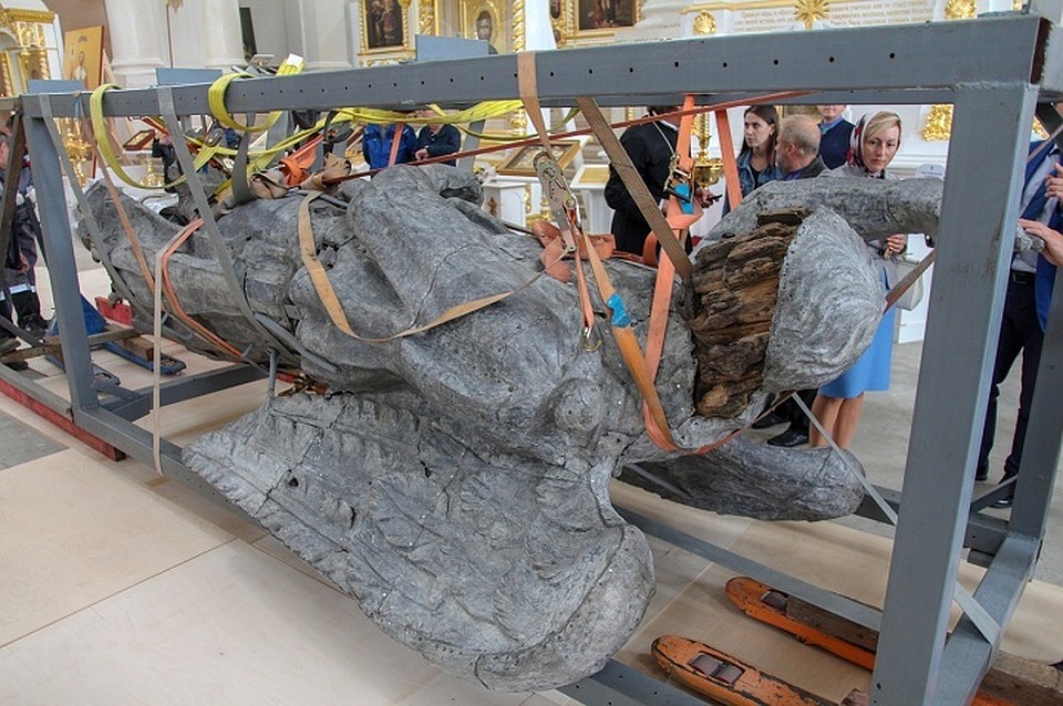 В Смольный собор привезли 200-летнюю фигуру деревянного ангела. Фото: vk.com/igor_albin