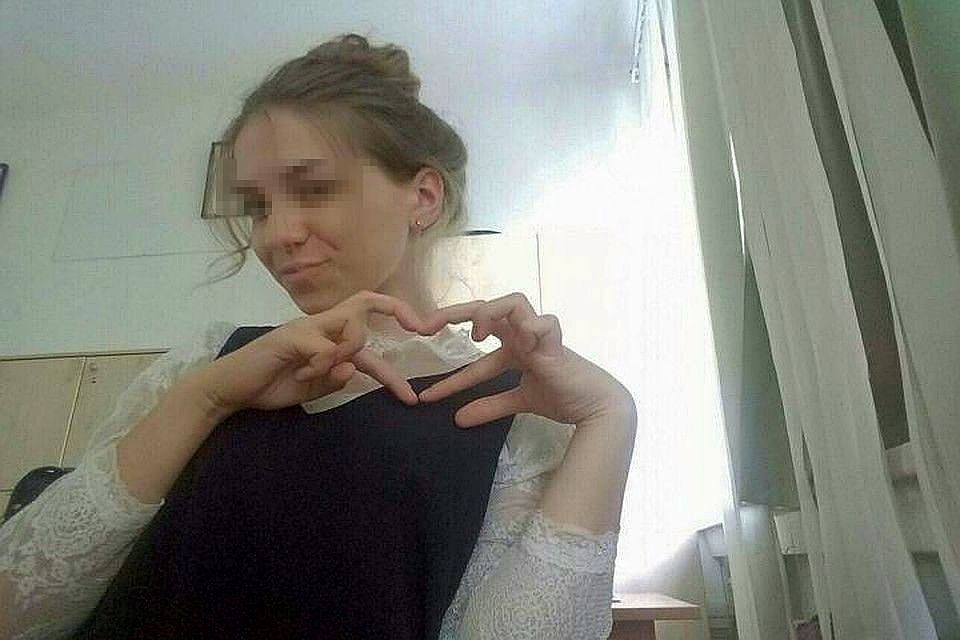Школьница совершила проступок - украли из бутика платье. Из-за этого девочку отказывались принимать в 10 класс академии благородных девиц.