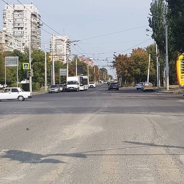 Судя по фото, от разметки ни осталось в буквальном смысле ни следа. Фото: ВК, паблик ПРО АВТО РОСТОВ | AAA61