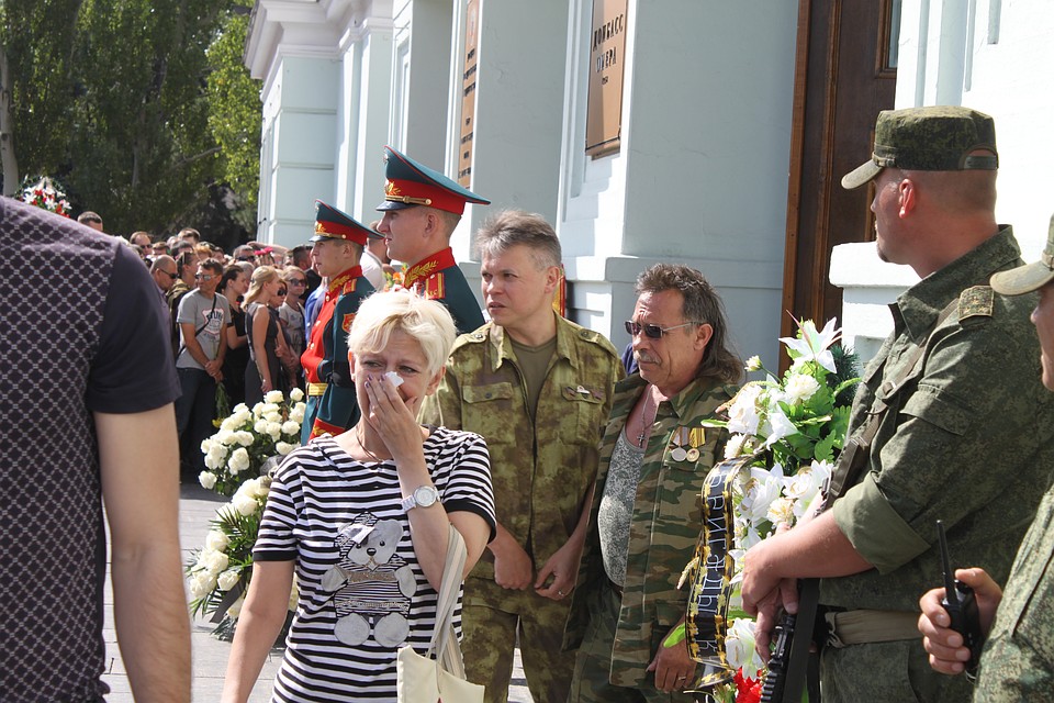 На прощании с Главой Республики рыдают взрослые и дети