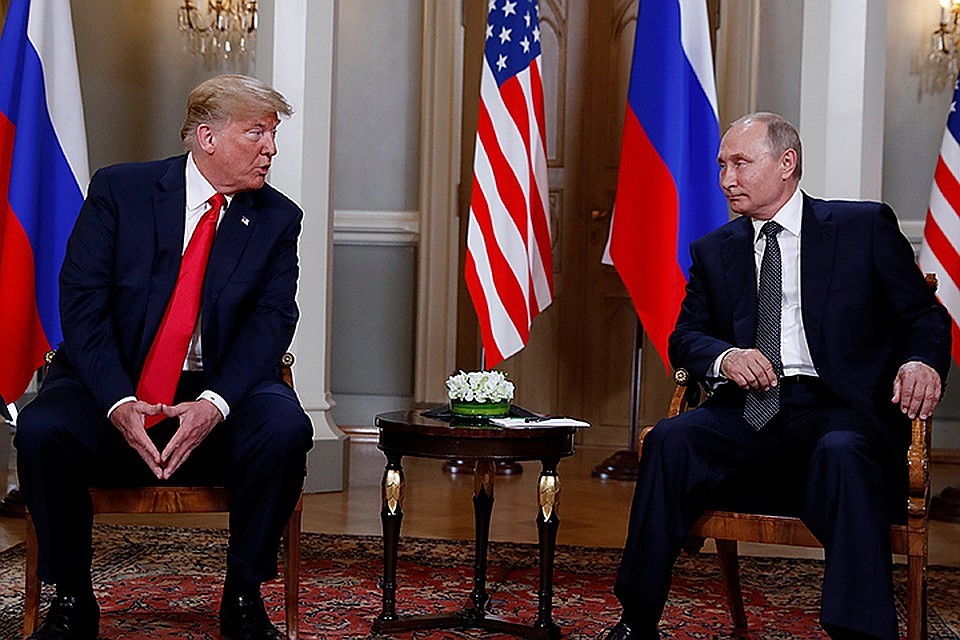 Президент РФ Владимир Путин (справа) и американский лидер Дональд Трамп во время встречи в Хельсинки