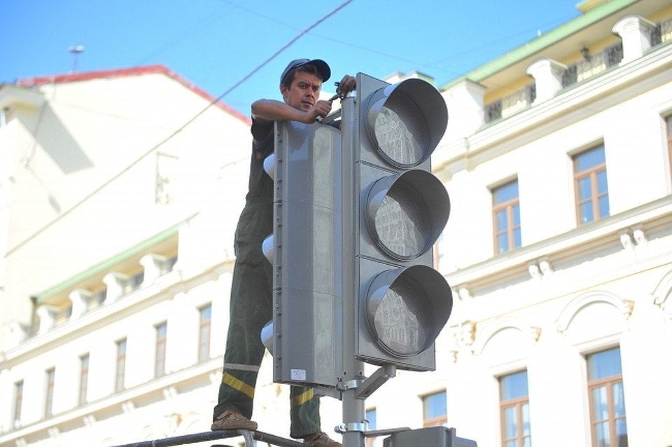 Звуковое оповещение на таких светофорах работает по-разному в зависимости от времени суток.
