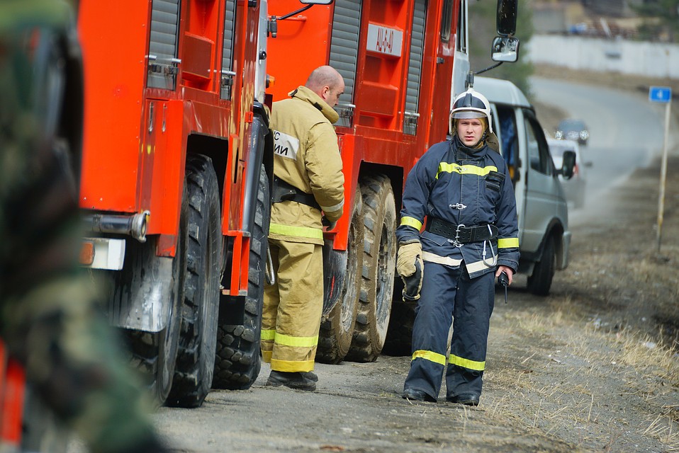 К приезду пожарных полыхали обе машины.