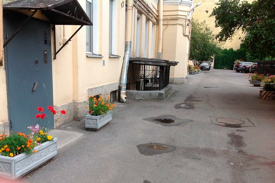 В соцсетях пишут, что именно на этом месте банда подростков забила мужчину.
