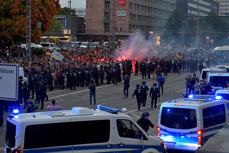 Cейчас в фокусе внимания десятитысячный митинг в знак протеста против убийства мигрантами местного жителя в городе Хемниц