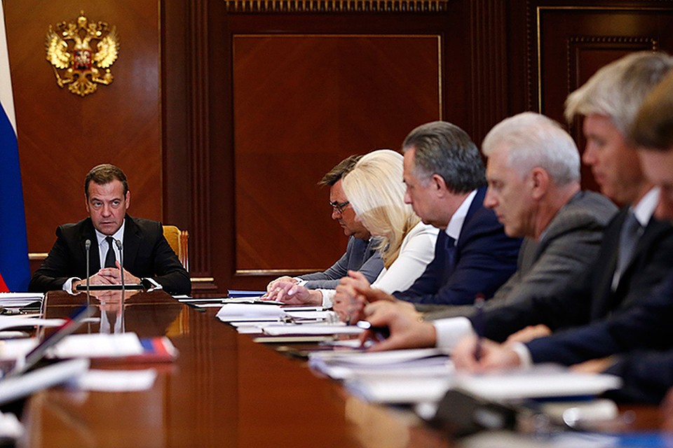 По словам Медведева, также будет продолжен проект по реконструкции школ и закупке нового оборудования. Фото: Дмитрий Астахов/ТАСС