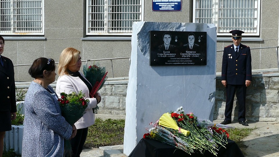 Памятник погибшим полицейским установили возле их отделения.
