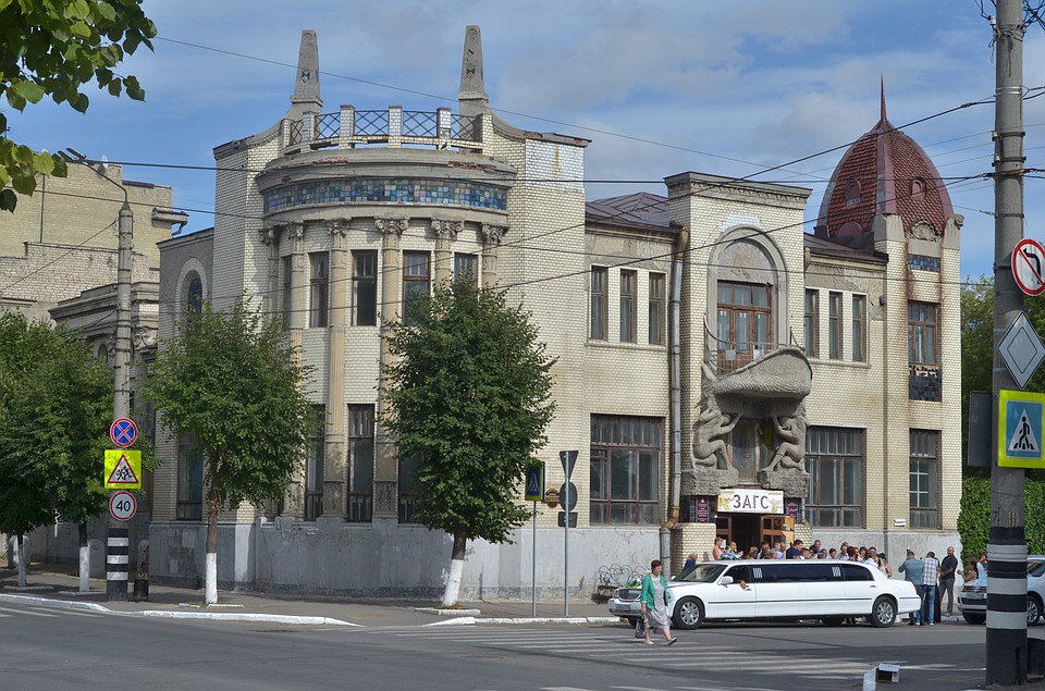 Обычно дорогим иномаркам комфортно в центральной части Сызрани