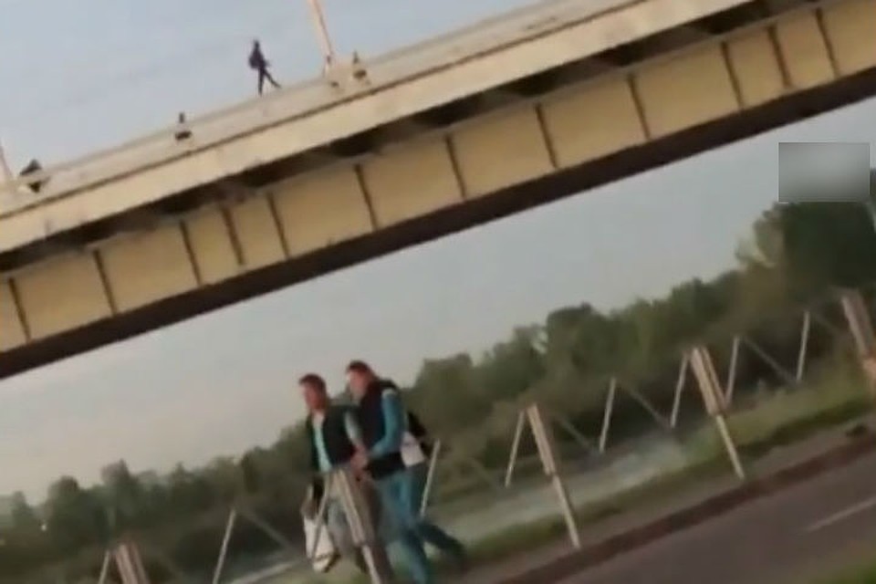 Отчаянный экстремал прогулялся по перилам Октябрьского моста ради видео. Фото: ДТП/ЧП – Красноярск в Instagram.