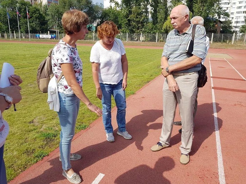 Саратовские тренеры осматривают балаковский стадион