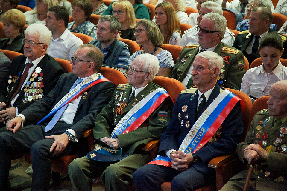 Почетным гражданам города-героя Тулы вручили знаки и нагрудные ленты