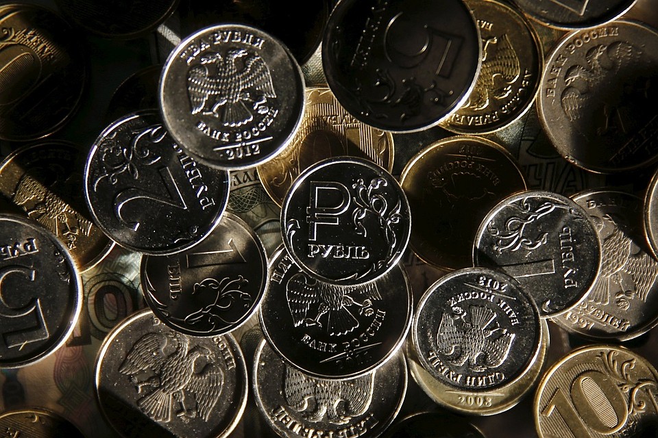 Рубль в четверг усилил снижение против основных резервных валют