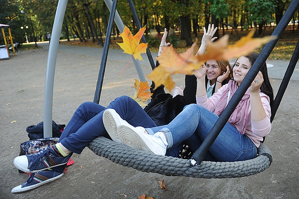 И лишь редкие желтые листочки намекают, что на улице - не середина лета, а все-таки начало осени