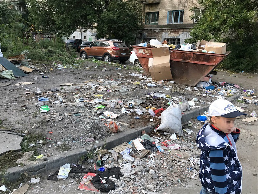 Среди этого мусора гуляют дети! Фото: Юлия Карпунина, соцсети