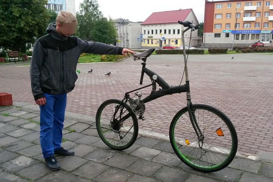 17-летний Яков и изобретенный им велосипед.