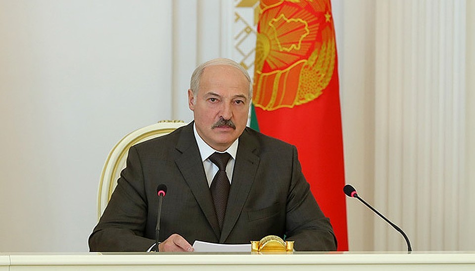 Помощник президента и председатель госкомитета по стандартизации освобождены от должностей. Фото: пресс-служба президента.