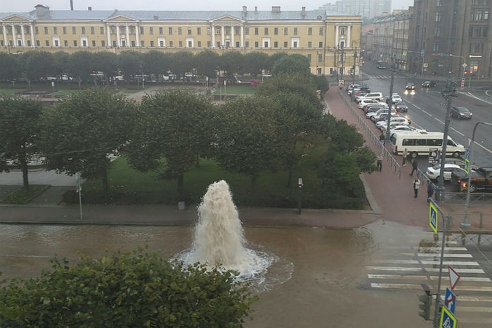 Из-за прорыва трубы митинг оппозиции запретили. Фото: vk.com/spb_today