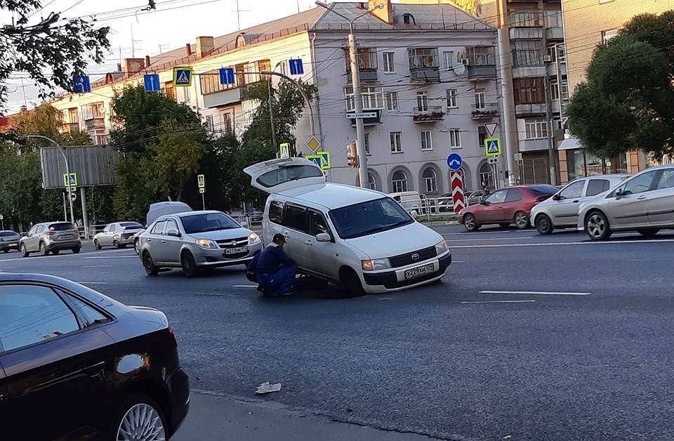 Машины попадают в капкан в самом центре города. Фото: Игорь Белехов.