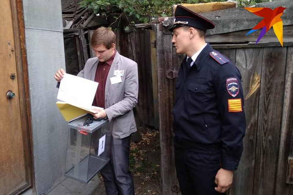 По домам ходят член избирательной комиссии и полицейский