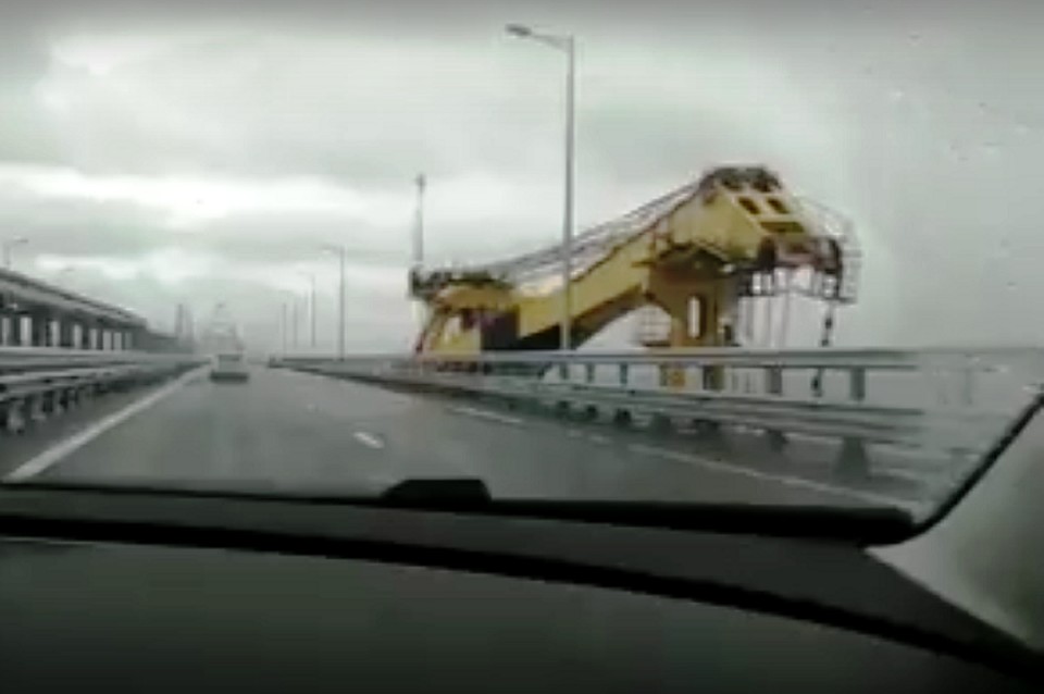Четко видна стрела плавучего крана. Фото: кадр видео