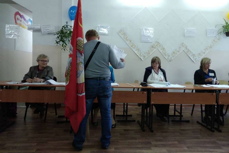 Выборы в Законодательное собрание Иркутской области: в Мегете избиратель пришел на участок с флагом СССР. Фото: соцсети.