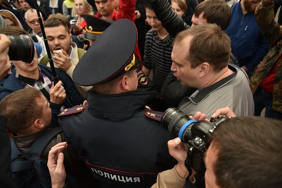 Полиция и митингующие.