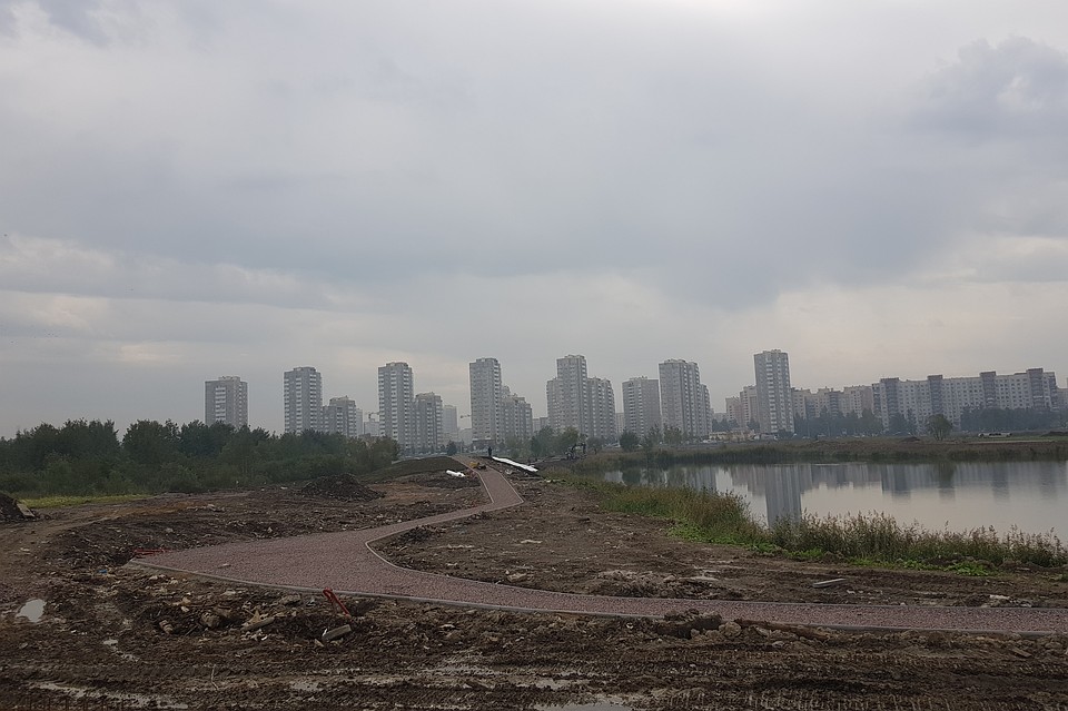 В новом парке на Софийской улице делают дорожки и площадки. Фото: Пресс-служба Комитета по благоустройству.