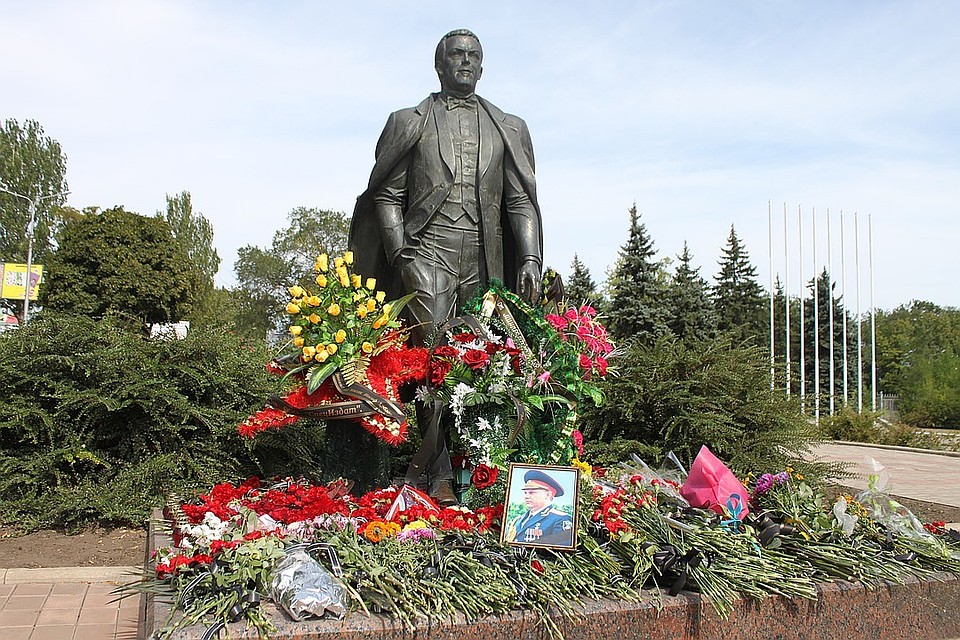 Памятник Кобзону в Донецке