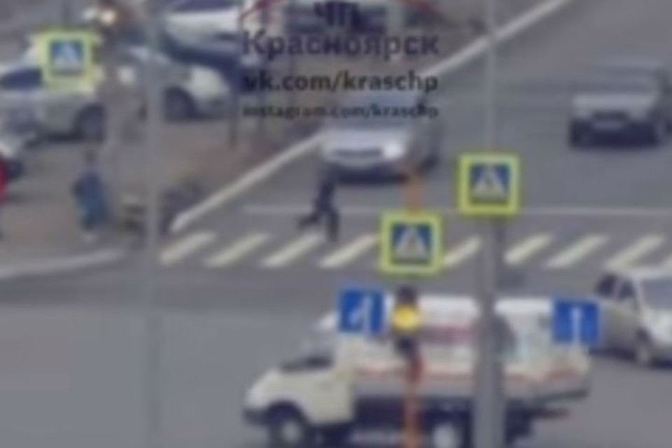 Подросток кинулся под колеса авто в Красноярске. Фото, видео: ЧП - Красноярск.