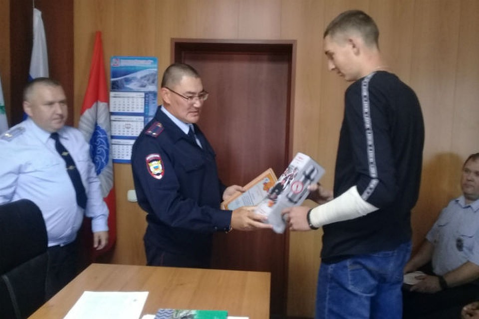 Полицейские наградили жителя Байкальска, который спас оставленную без присмотра 3-летнюю девочку. Фото: ГУ МВД России по Иркутской области.