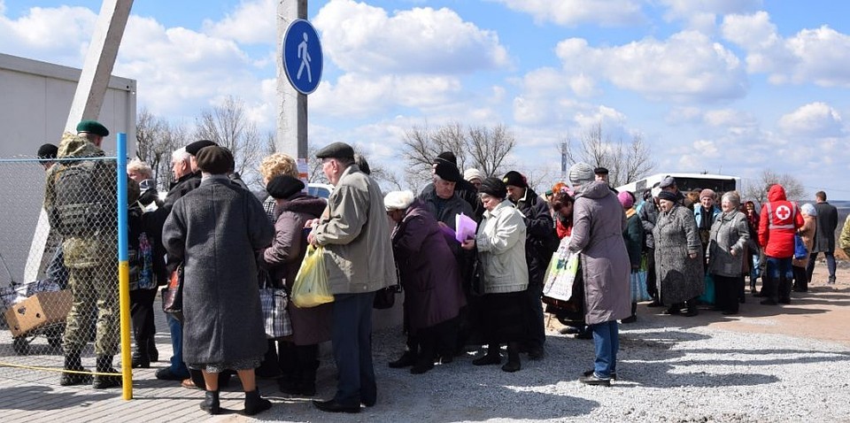 Не все могут пережить испытание в таких очередях. ФОТО: ВКонтакте