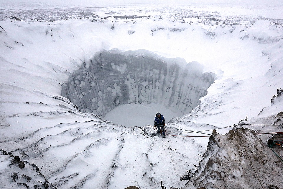 Ученый во время спуска на дно воронки глубиной 200 метров на Ямале. ФОТО Владимир Пушкарев/НП "Российский Центр освоения Арктики"/ТАСС