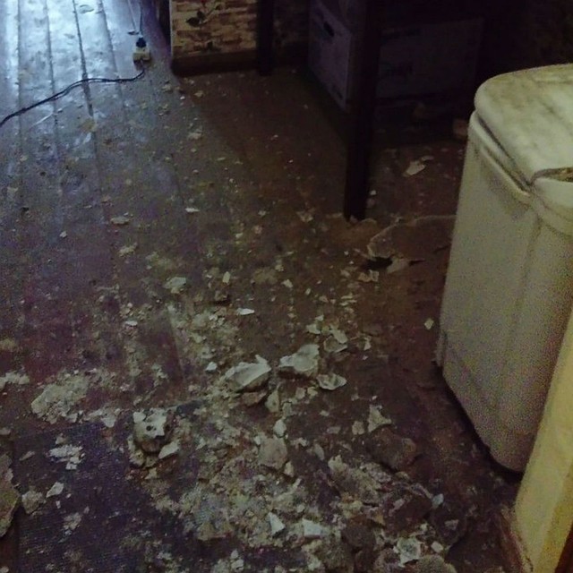 В некоторых домах осыпалась штукатурка. Фото: социальные сети.