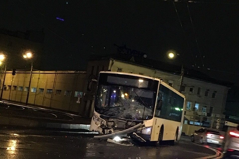 В Аварии с автобусом пострадали трое человек. Фото: vk.com/spb_today